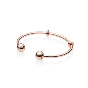 (image pour) Jonc Ouvert Moments en PANDORA Rose™, Fermoirs Signature PANDORA - 586477