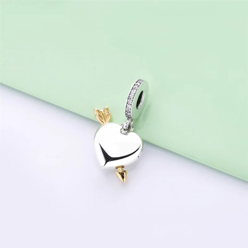 (image pour) Charm pendant Flèche de l'amour en édition limitée en PANDORA Shine™ - B801113 - Afficher 2