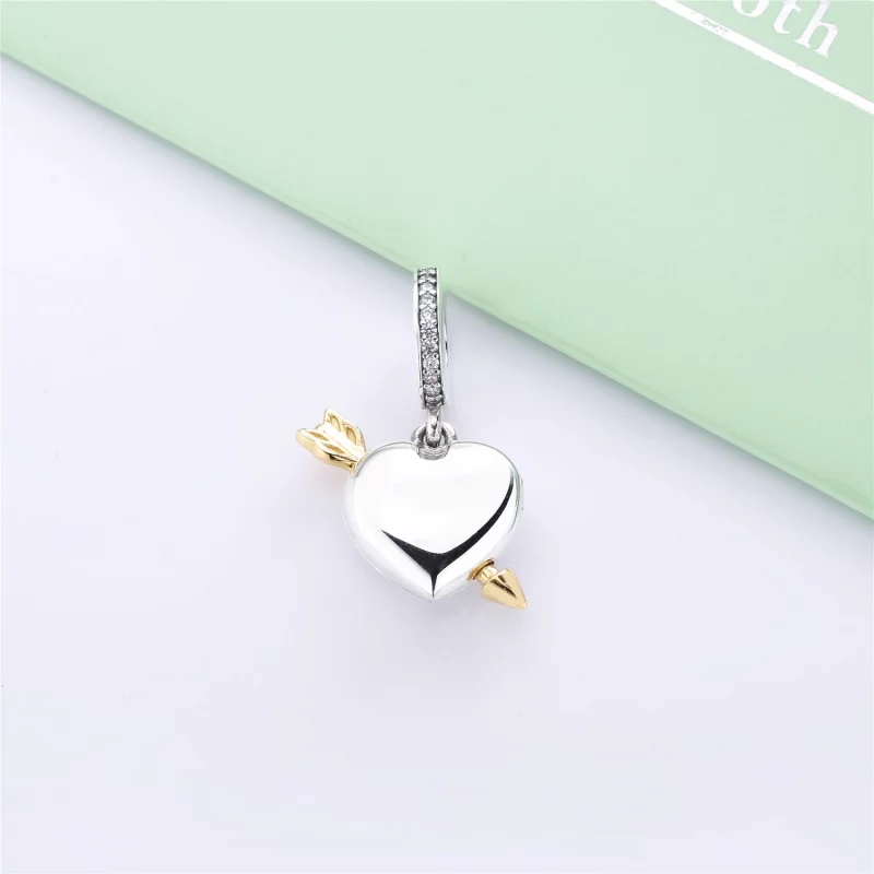 (image pour) Charm pendant Flèche de l'amour en édition limitée en PANDORA Shine™ - B801113 - Afficher 3