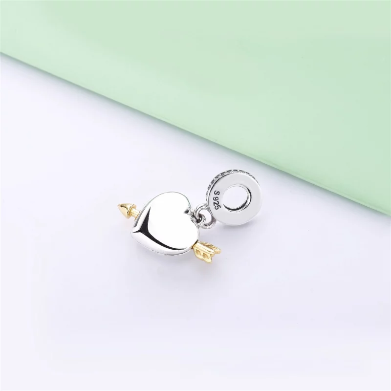(image pour) Charm pendant Flèche de l'amour en édition limitée en PANDORA Shine™ - B801113 - Afficher 4