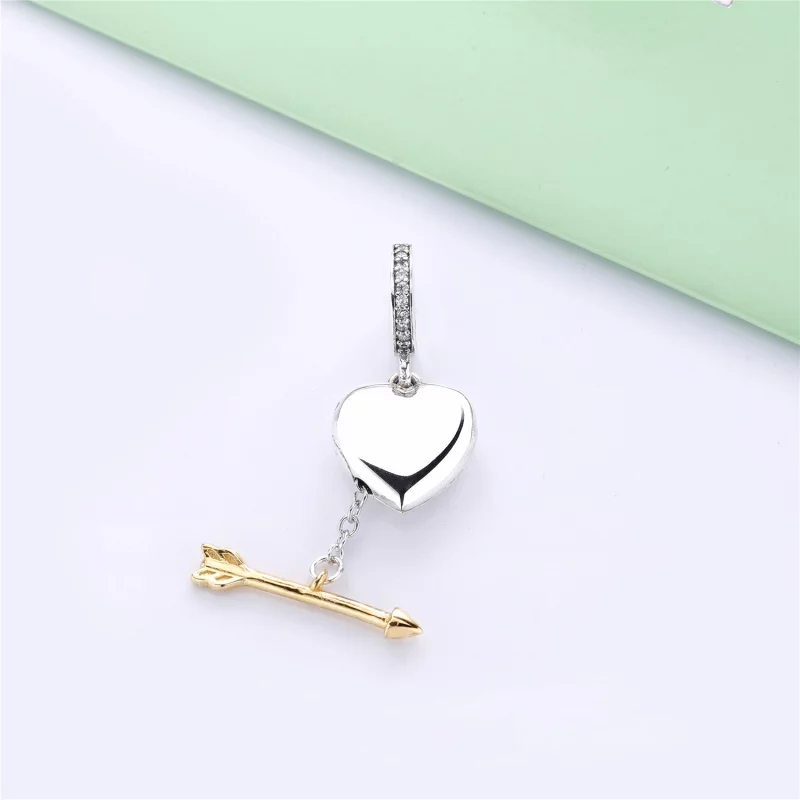 (image pour) Charm pendant Flèche de l'amour en édition limitée en PANDORA Shine™ - B801113 - Afficher 5
