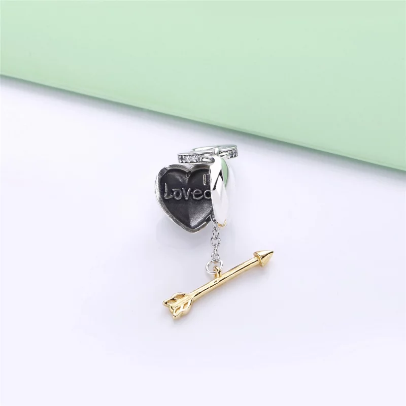(image pour) Charm pendant Flèche de l'amour en édition limitée en PANDORA Shine™ - B801113 - Afficher 6