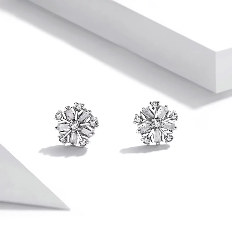 (image pour) Boucles d'oreilles clous en argent style Pandora avec des flocons de neige scint - Afficher 2