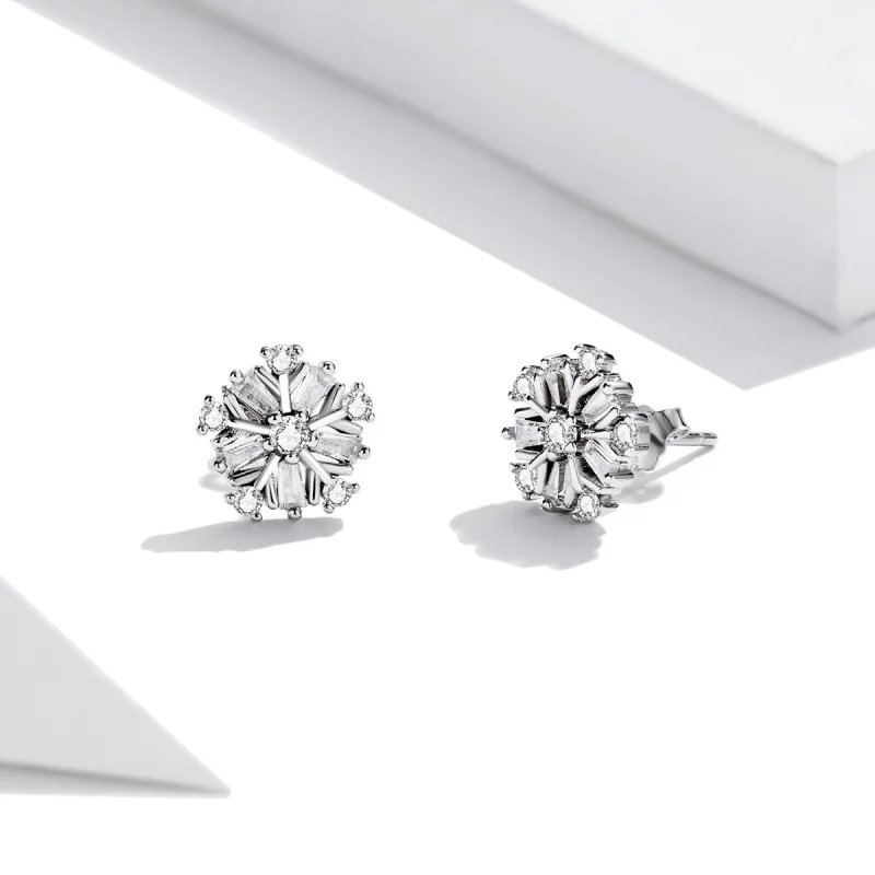 (image pour) Boucles d'oreilles clous en argent style Pandora avec des flocons de neige scint - Afficher 3