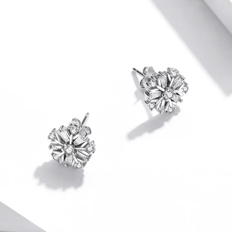 (image pour) Boucles d'oreilles clous en argent style Pandora avec des flocons de neige scint - Afficher 4