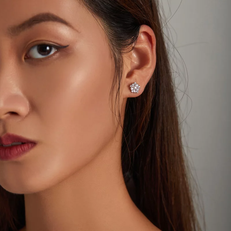 (image pour) Boucles d'oreilles clous en argent style Pandora avec des flocons de neige scint - Afficher 5