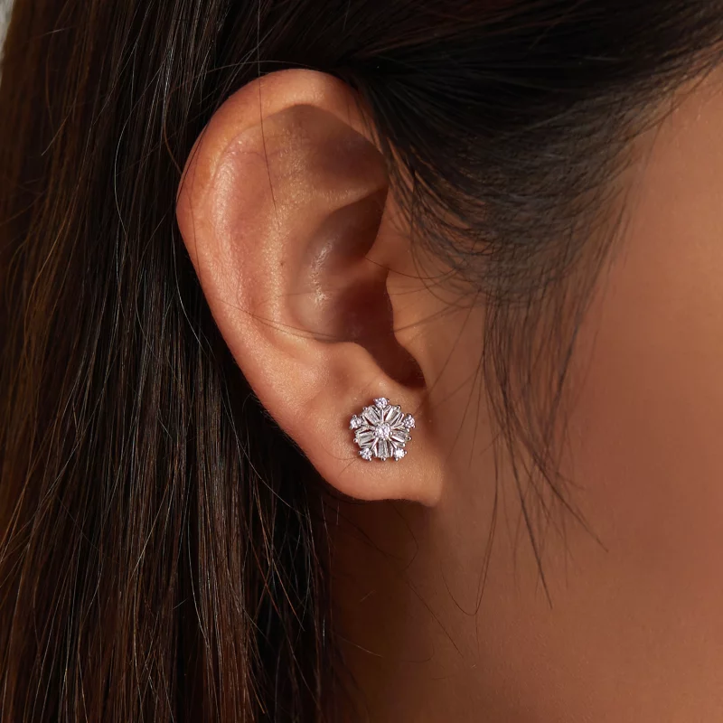 (image pour) Boucles d'oreilles clous en argent style Pandora avec des flocons de neige scint - Afficher 6