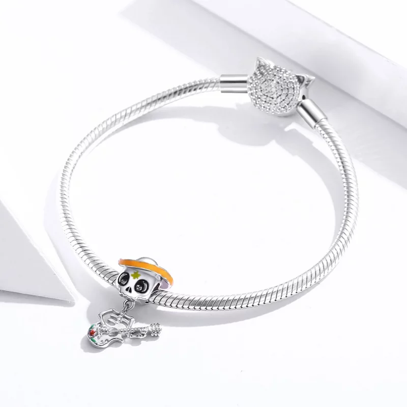 (image pour) Charm de style Pandora en argent représentant un homme crâne avec une guitare - - Afficher 3