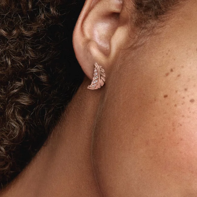 (image pour) Boucles d'oreilles PANDORA flottantes en forme de plume courbée - 282574C01 - Afficher 3