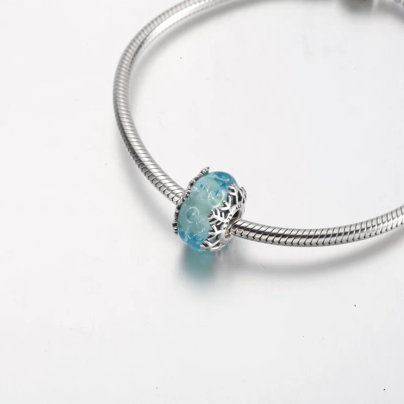 (image pour) Charm en verre de Murano bleu hiver avec flocon de neige PANDORA - 792377C00 - Afficher 15