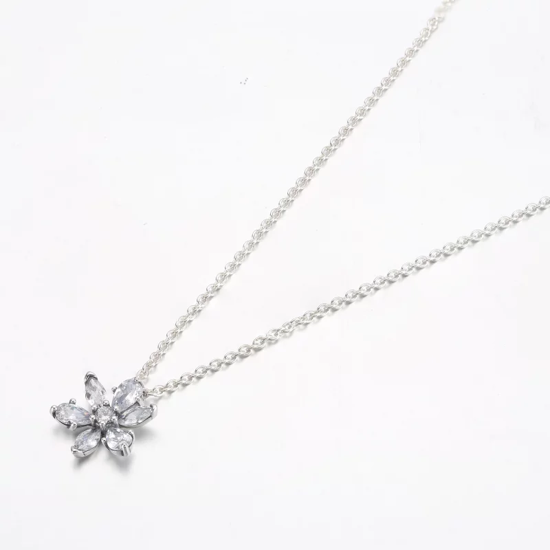 (image pour) Collier pendentif PANDORA Sparkling Herbarium Cluster - 392387C01 - Afficher 9
