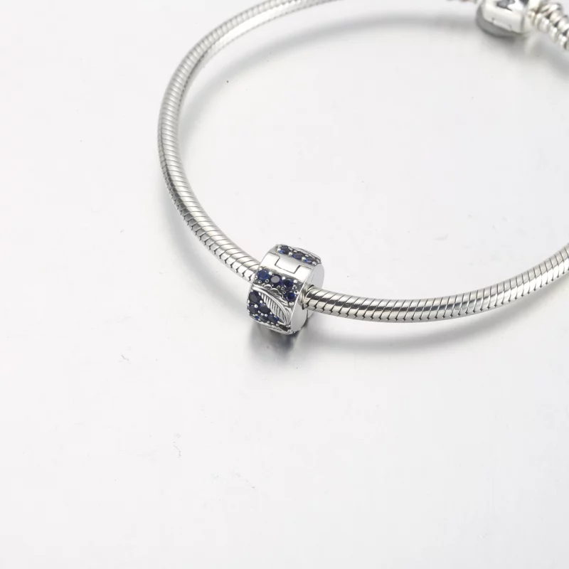 (image pour) PANDORA Charm Clip Plume Courbée & Pavé - 792552C01 - Afficher 8