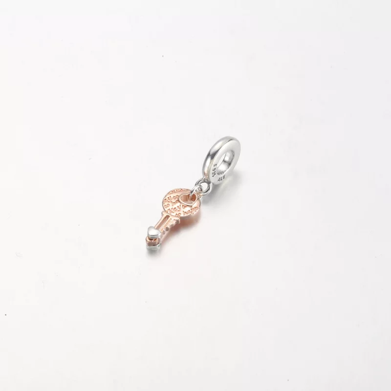 (image pour) PANDORA Charmant pendentif clé bicolore et cœur coulissant - 782510C00 - Afficher 5