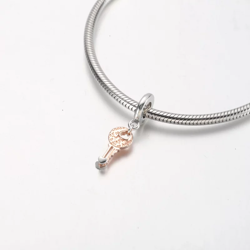 (image pour) PANDORA Charmant pendentif clé bicolore et cœur coulissant - 782510C00 - Afficher 7