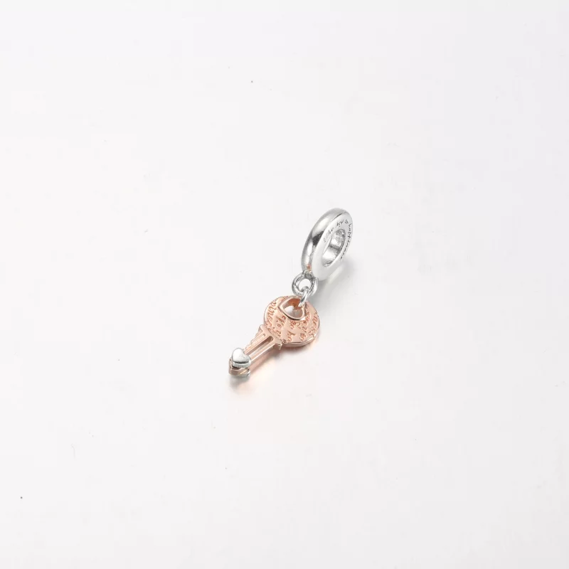 (image pour) PANDORA Charmant pendentif clé bicolore et cœur coulissant - 782510C00 - Afficher 9