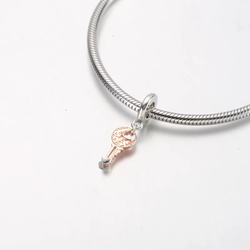 (image pour) PANDORA Charmant pendentif clé bicolore et cœur coulissant - 782510C00 - Afficher 10