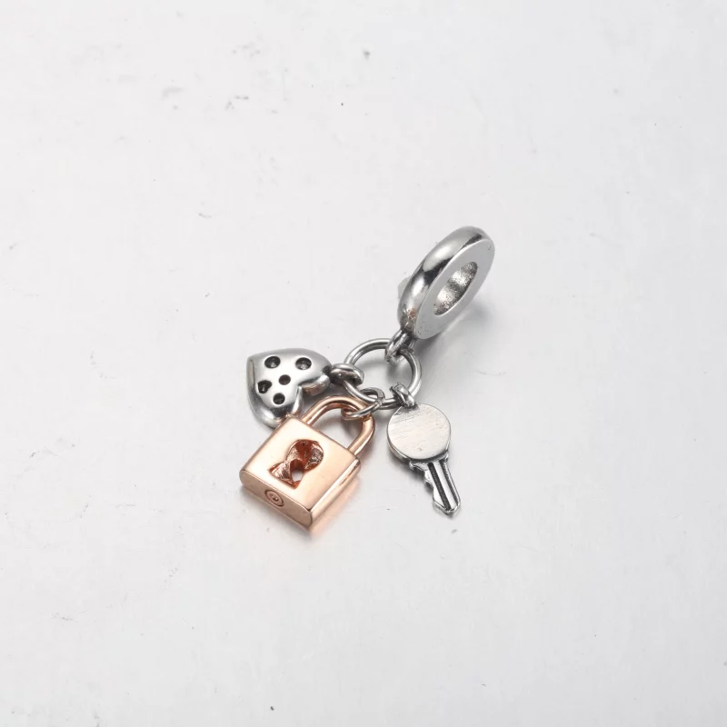 (image pour) PANDORA Clé bicolore, cadenas et cœur à triple breloque - 782506C01 - Afficher 6