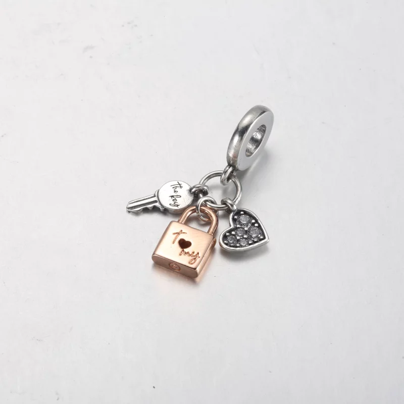 (image pour) PANDORA Clé bicolore, cadenas et cœur à triple breloque - 782506C01 - Afficher 8