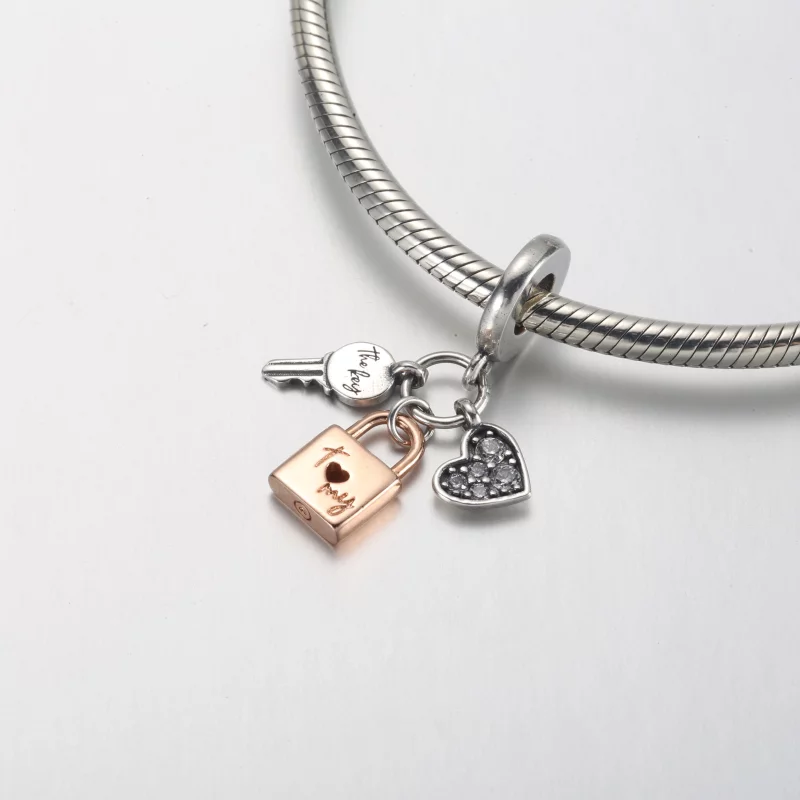 (image pour) PANDORA Clé bicolore, cadenas et cœur à triple breloque - 782506C01 - Afficher 10