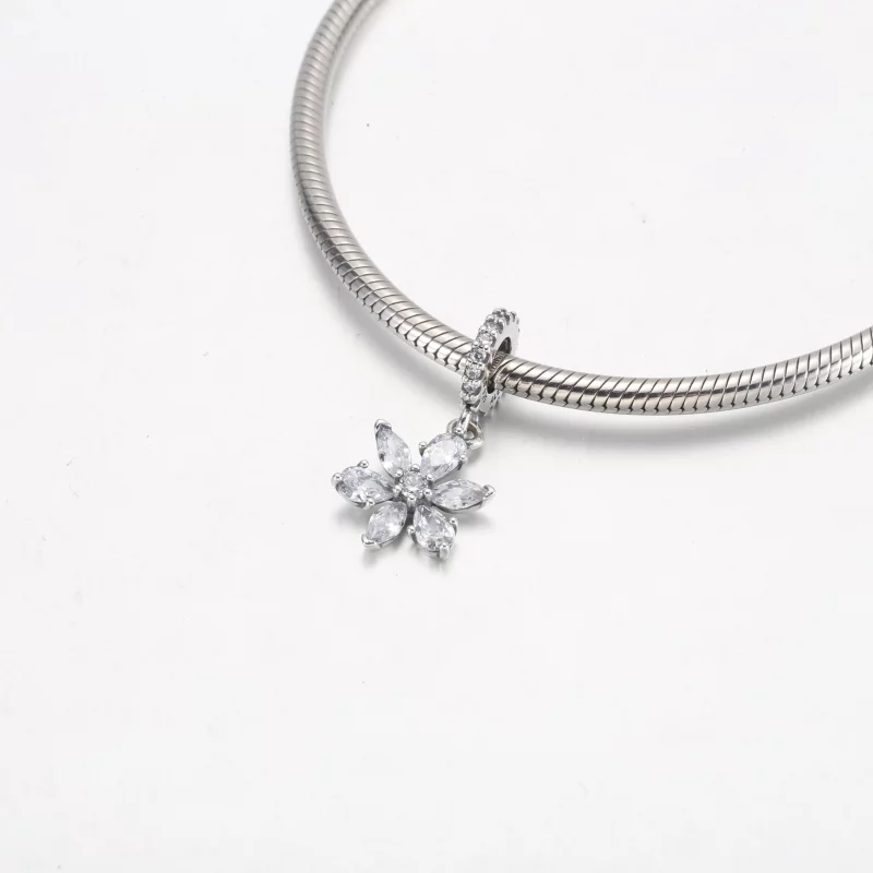 (image pour) Pendentif à breloque PANDORA Sparkling Herbarium Cluster - 792382C01 - Afficher 7
