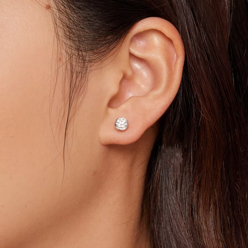 (image pour) Boucles d'oreilles à clous en moissanite montées sur une lunette de style Pandor - Afficher 5