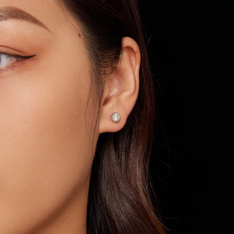(image pour) Boucles d'oreilles à clous en moissanite montées sur une lunette de style Pandor - Afficher 7