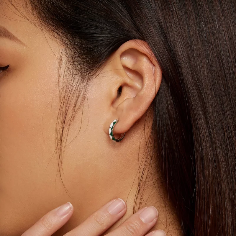 (image pour) Boucles d'oreilles créoles de style Pandora avec motif de diamants verts et blan - Afficher 6