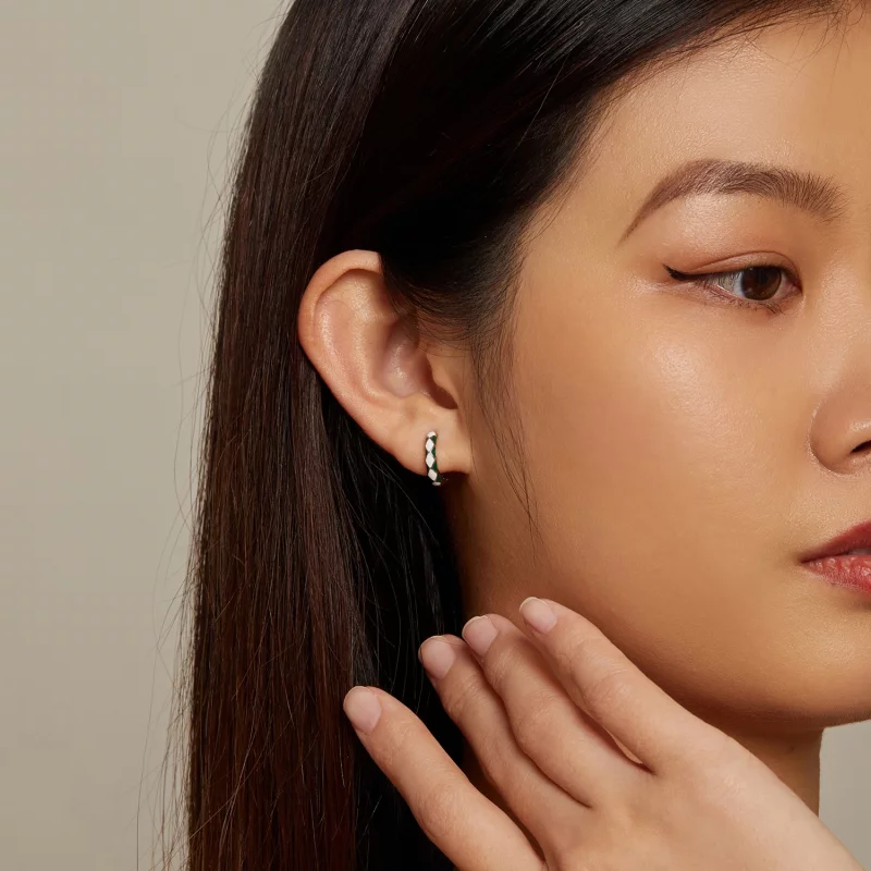 (image pour) Boucles d'oreilles créoles de style Pandora avec motif de diamants verts et blan - Afficher 7