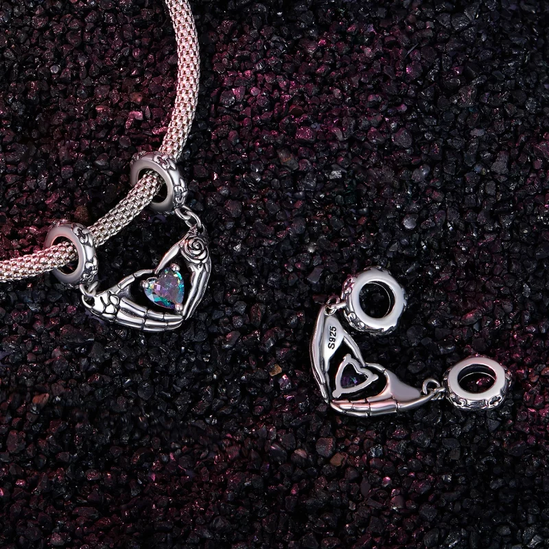 (image pour) Pendentif à breloques style Pandora pour Halloween avec des mains de crâne - SCC - Afficher 4