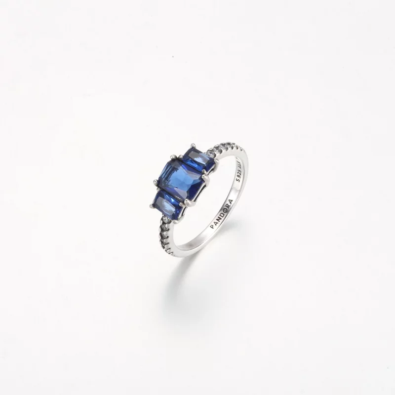 (image pour) Bague scintillante rectangulaire bleue à trois pierres Pandora - 192389C01 - Afficher 2