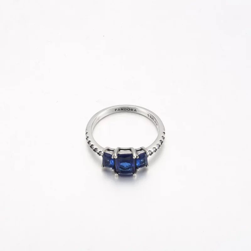 (image pour) Bague scintillante rectangulaire bleue à trois pierres Pandora - 192389C01 - Afficher 3