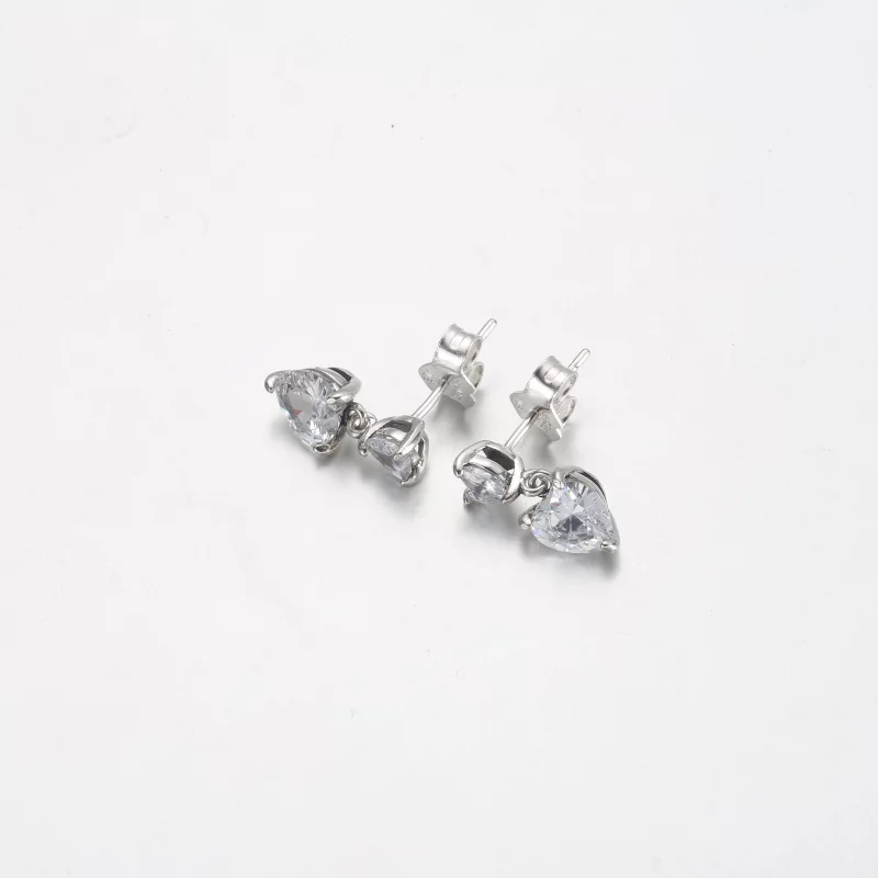 (image pour) Boucles d'oreilles à clous à double cœur scintillant Pandora - 291199C01 - Afficher 2