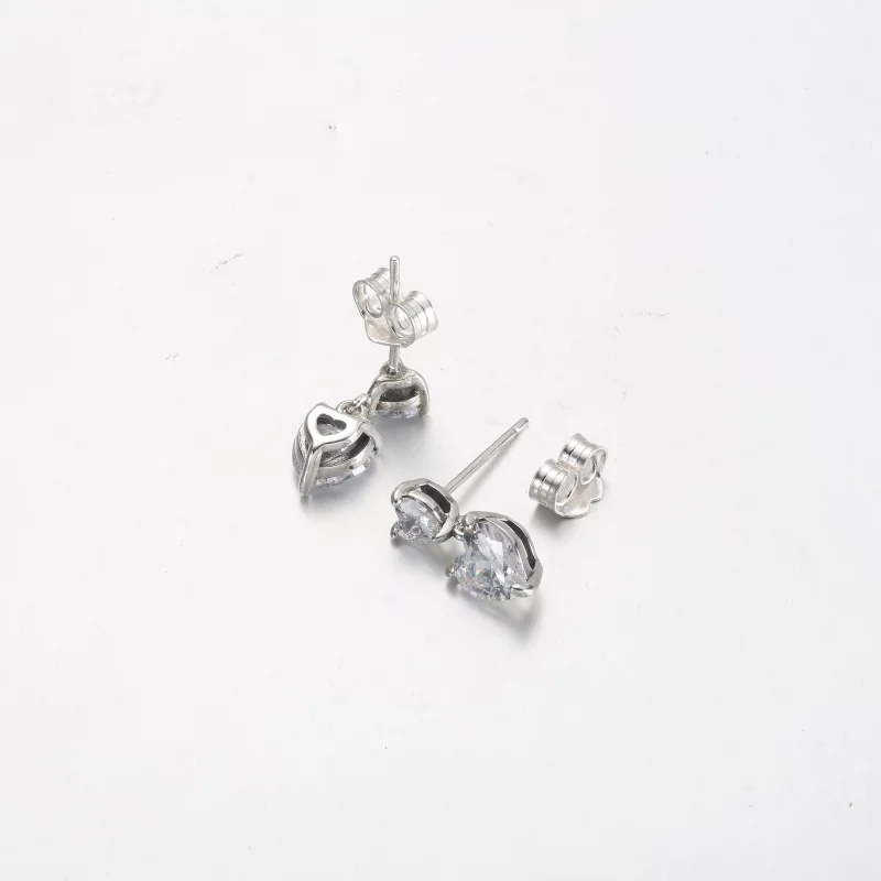 (image pour) Boucles d'oreilles à clous à double cœur scintillant Pandora - 291199C01 - Afficher 4