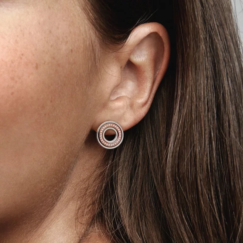 (image pour) Boucles d'oreilles Pandora Signature à logo bicolore et clous pave - 282780C01 - Afficher 3
