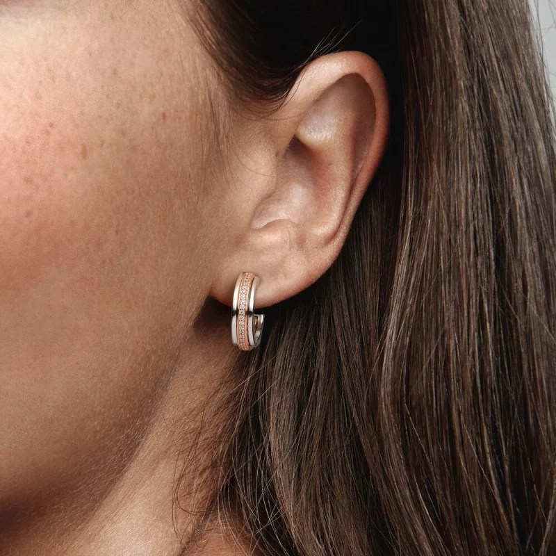 (image pour) Boucles d'oreilles Pandora Signature à logo deux tons et pave - 282737C01 - Afficher 3