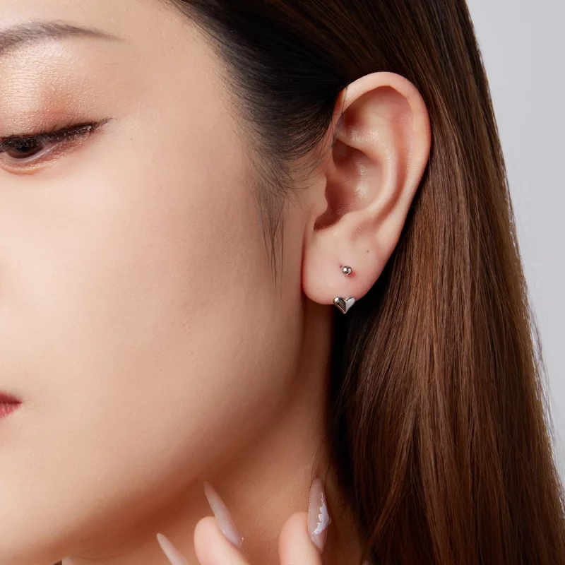 (image pour) Boucles d'oreilles à clous Cœur réversible en argent 925 plaqué platine Pandora - Afficher 9