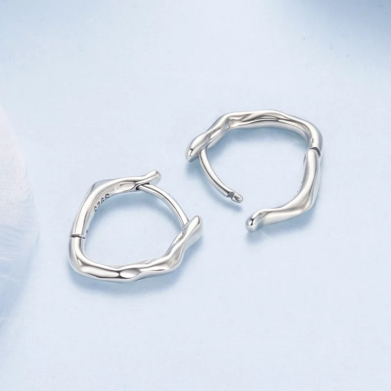 (image pour) Boucles d'oreilles Huggie Géométriques en Argent 925 de Pandora avec Finition Ox - Afficher 4
