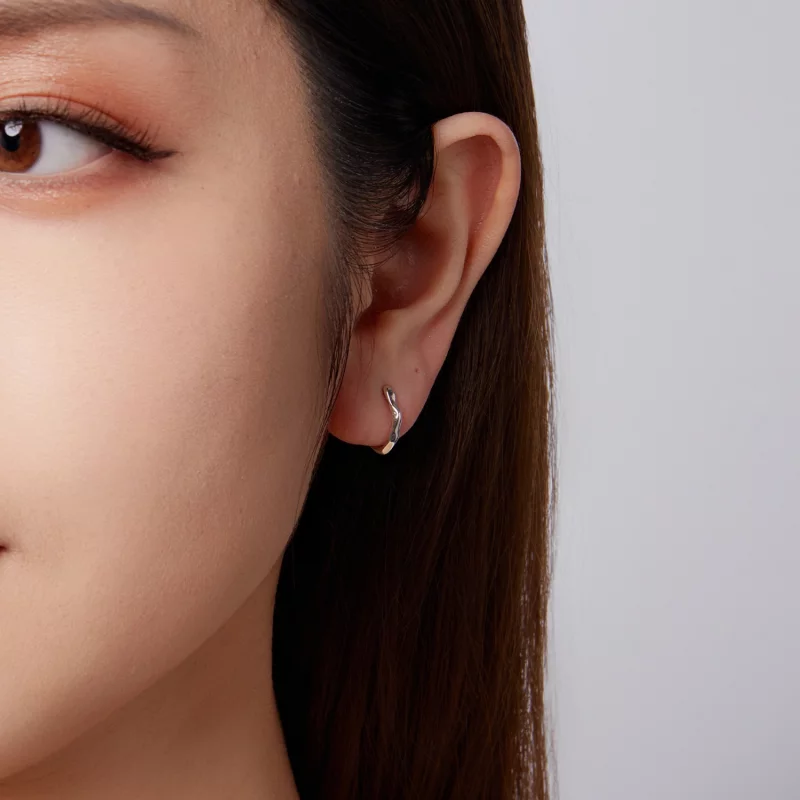 (image pour) Boucles d'oreilles Huggie Géométriques en Argent 925 de Pandora avec Finition Ox - Afficher 9