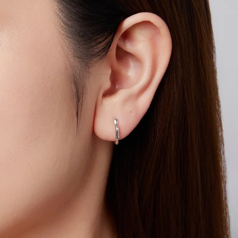 (image pour) Boucles d'oreilles Huggie Géométriques en Argent 925 de Pandora avec Finition Ox - Afficher 10