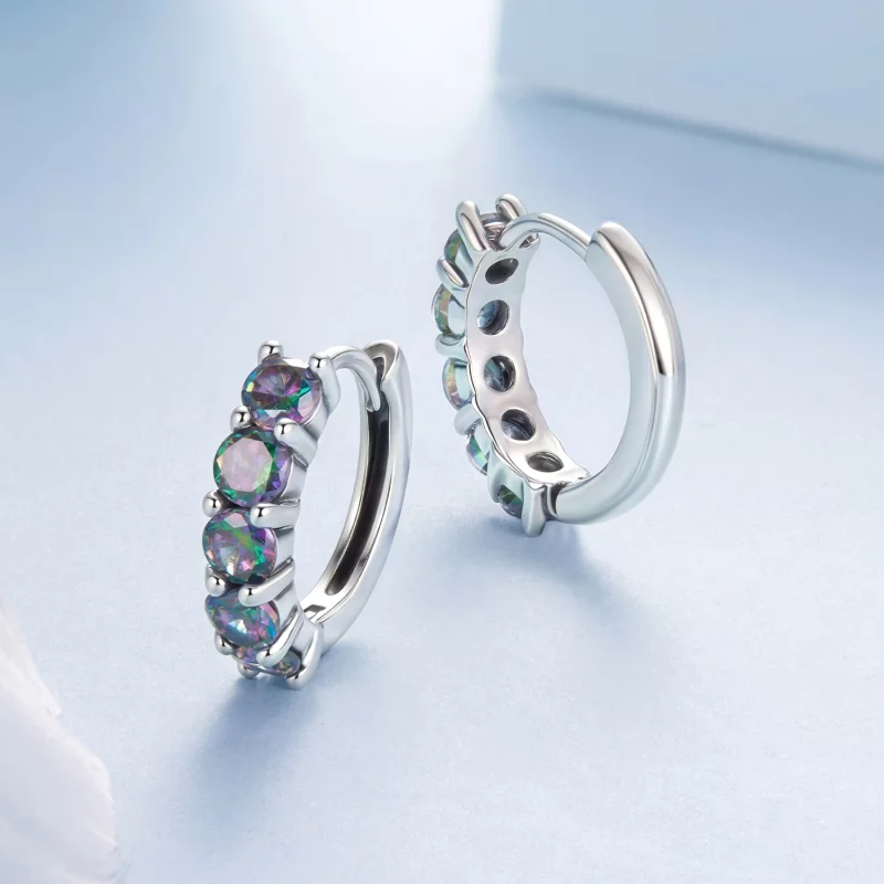 (image pour) Boucles d'oreilles Huggie en argent 925 Pandora serties de zirconias arc-en-ciel - Afficher 3