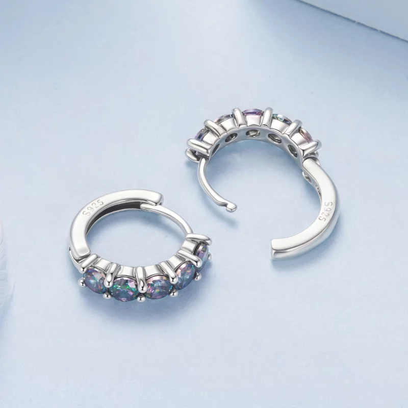 (image pour) Boucles d'oreilles Huggie en argent 925 Pandora serties de zirconias arc-en-ciel - Afficher 4