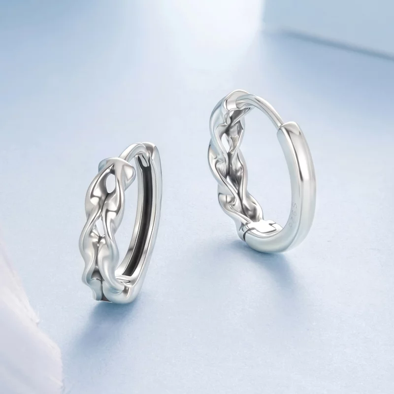 (image pour) Boucles d'oreilles Huggie à vignes torsadées Pandora en argent 925 avec finition - Afficher 3