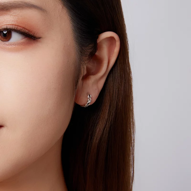 (image pour) Boucles d'oreilles Huggie à vignes torsadées Pandora en argent 925 avec finition - Afficher 9