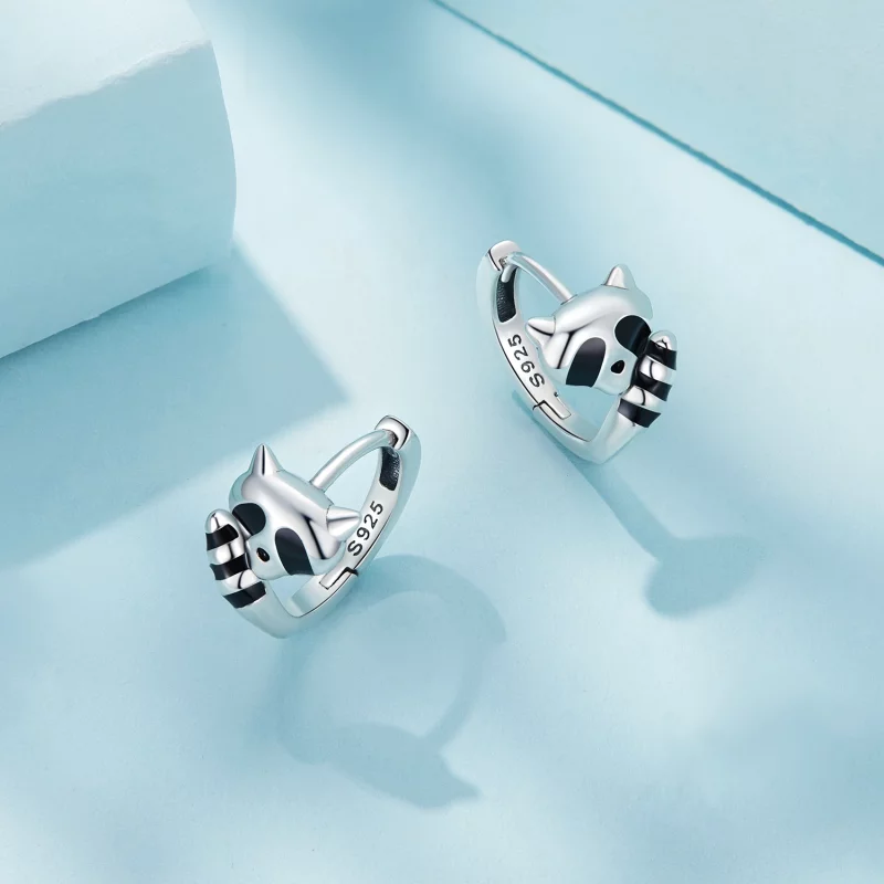 (image pour) Boucles d'oreilles à créoles de style Pandora avec motif raton laveur - SCE1603 - Afficher 3