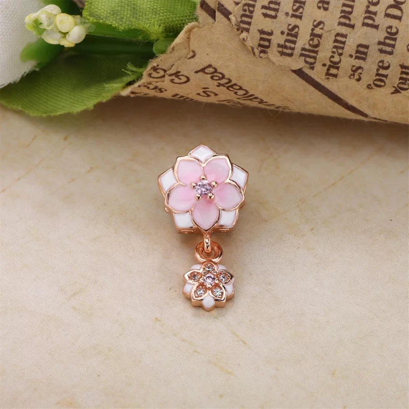 (image pour) Charm pendant Magnolia Bloom Pale Cerise en PANDORA Rose™ - 792077PCZA - Afficher 3