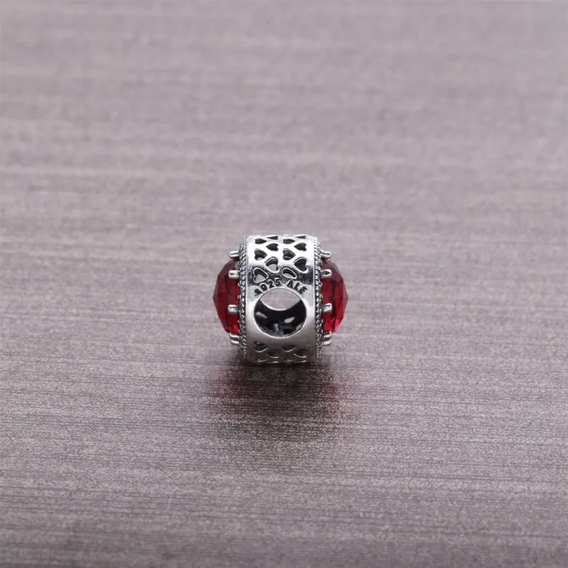 (image pour) PANDORA - Charm Cœurs Lumineux Cerise Ajouré - 791725NCC - Afficher 3