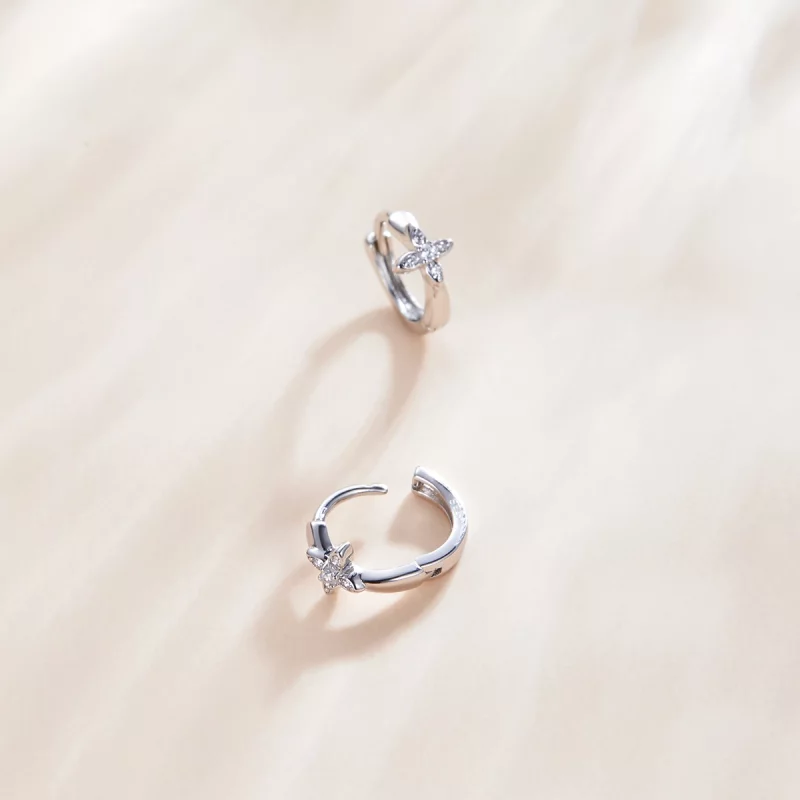 (image pour) Boucles d'oreilles à cercle avec fleur étincelante de style Pandora - SCE1043 - Afficher 3