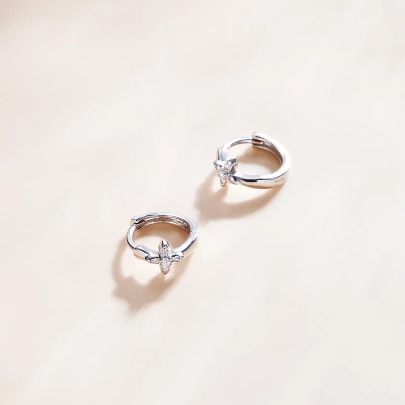 (image pour) Boucles d'oreilles à cercle avec fleur étincelante de style Pandora - SCE1043 - Afficher 4
