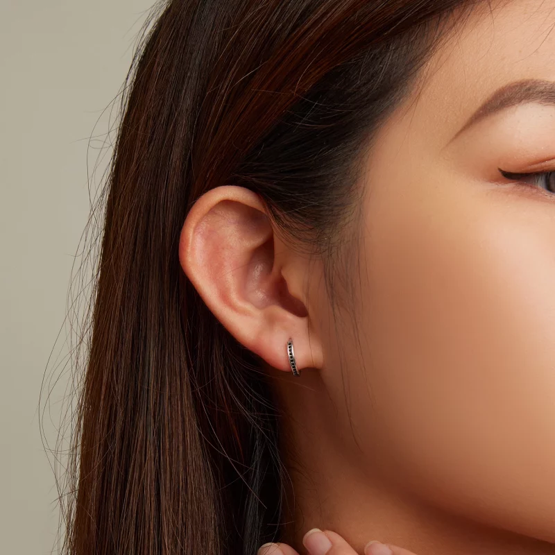 (image pour) Boucles d'oreilles créoles en zircone noire de style Pandora - SCE1522 - Afficher 5