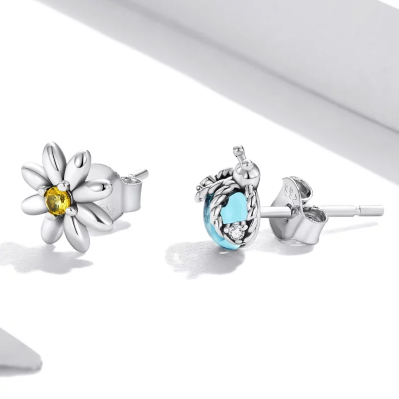 (image pour) Boucles d'oreilles asymétriques style Pandora avec marguerite et coccinelle - SC - Afficher 2
